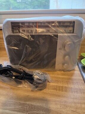 Radio NWT AM/FM Plug In & Battery
